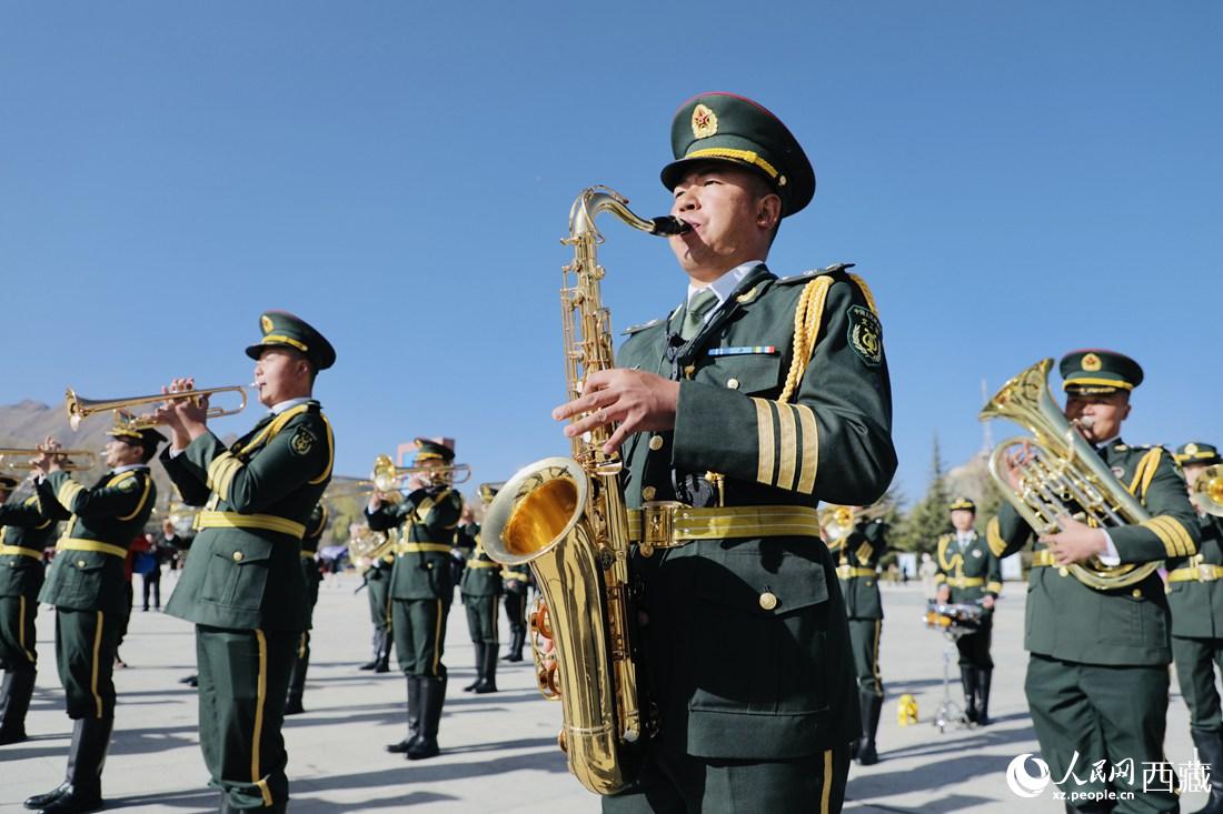 軍區(qū)文工團(tuán)奏響國歌。人民網(wǎng) 次仁羅布攝