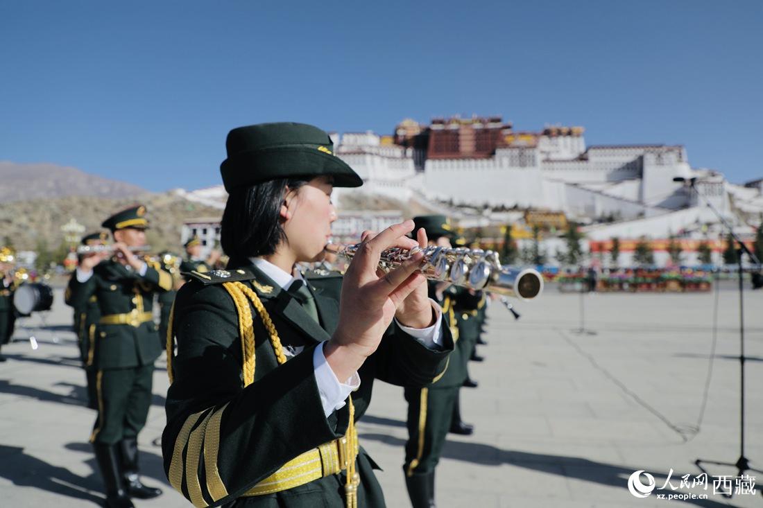 軍區(qū)文工團(tuán)奏響國歌。人民網(wǎng) 次仁羅布攝