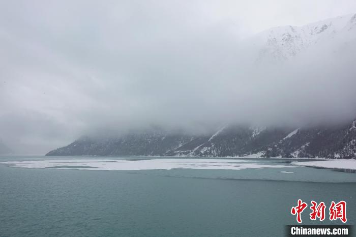 然烏湖春雪飄落。　冉文娟 攝