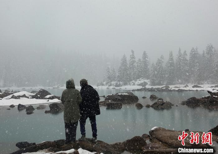 游客欣賞雪中然烏湖?！∪轿木?攝