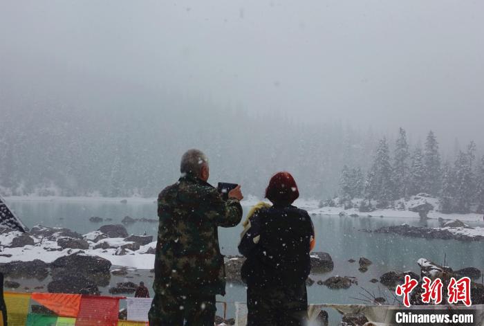 游客欣賞雪中然烏湖?！∪轿木?攝