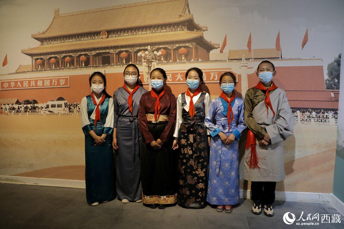 拉薩市北京實驗中學(xué)的小講解員們。人民網(wǎng) 次仁羅布攝