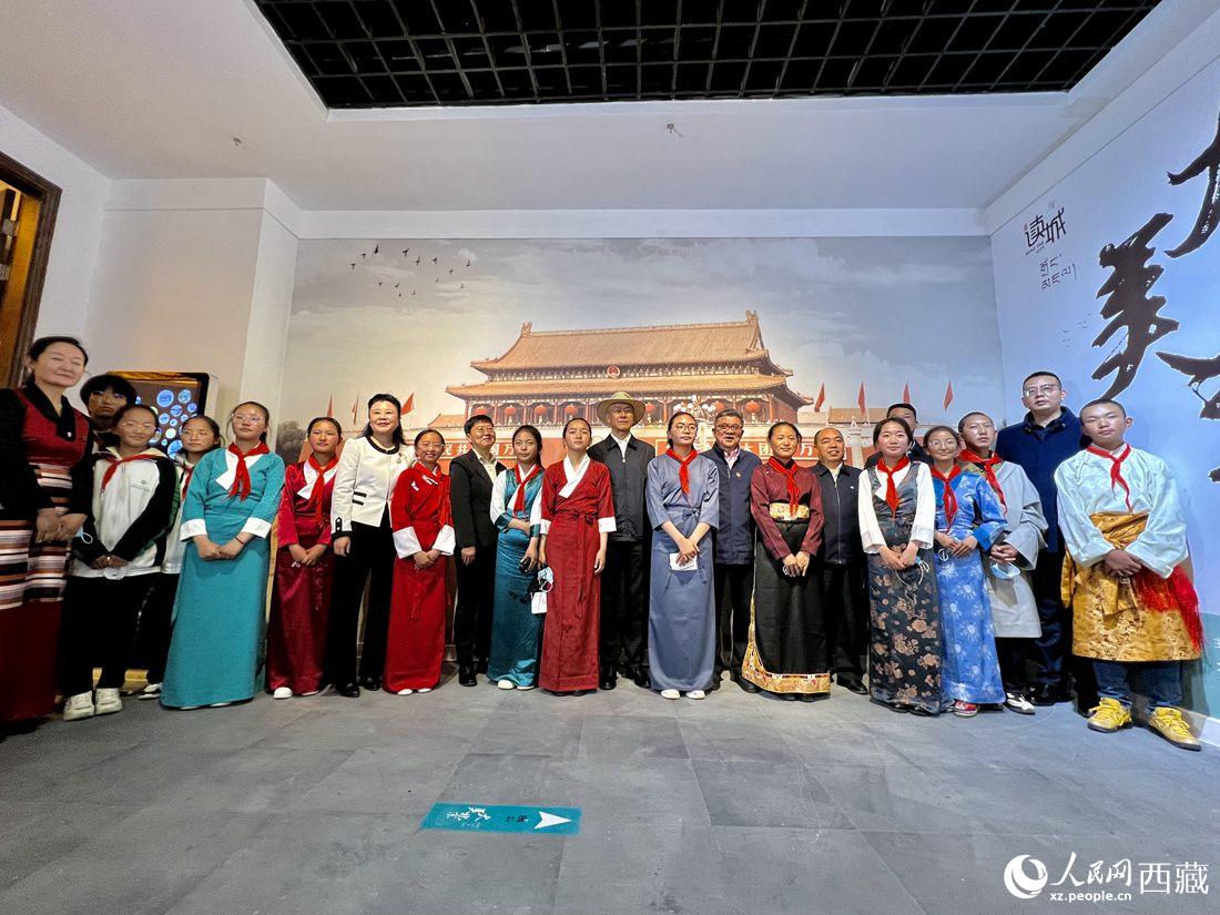 合影留念。人民網(wǎng) 次仁羅布攝