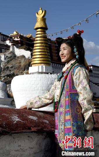 西藏自治區(qū)級非遺項目——拉薩服飾，圖為舊時拉薩貴族婦女的裝扮。