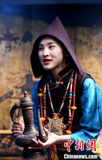 圖為西藏自治區(qū)級非遺項目——山南浪卡子縣的羊卓服飾?！±盍?攝