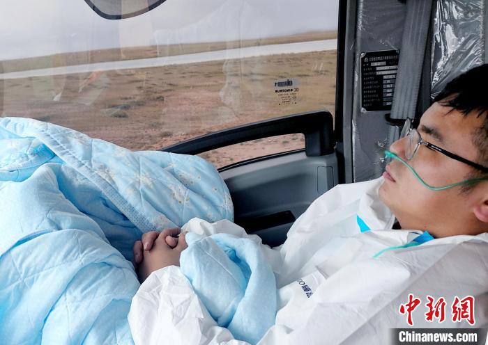 從咸陽(yáng)開始到拉薩，閆光宇和朋友吃住均不離車。　鄭朋 攝