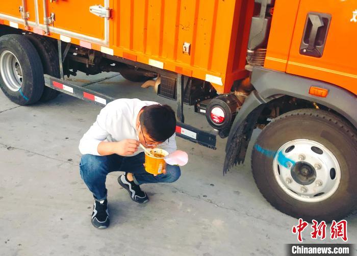 由于沿路疫情原因，閆光宇和朋友只能在服務(wù)區(qū)簡(jiǎn)餐。　鄭朋 攝