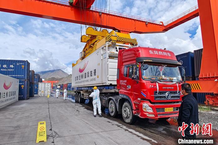 援助物資卸車現(xiàn)場(chǎng)?！F青藏集團(tuán)有限公司拉薩車務(wù)段 供圖