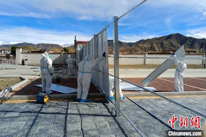 西藏金塔建設(shè)集團(tuán)有限公司職工支援日喀則方艙建設(shè)?！∈茉L者供圖