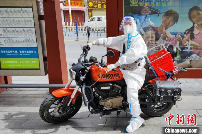 圖為西藏阜康醫(yī)療工作人員騎摩托為居家防疫市民送藥?！∈茉L者供圖