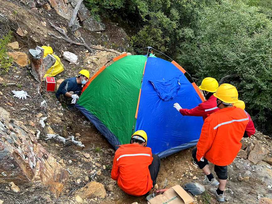 9月15日，電力施工人員正在施工點(diǎn)附近搭建暫居帳篷。白瑪多吉攝