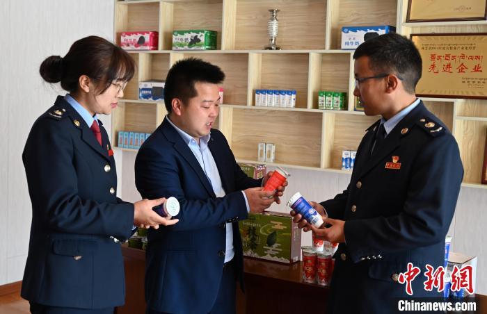 圖為林芝稅務(wù)部門上門了解企業(yè)情況，并宣講稅收政策。資料圖 趙朗 攝