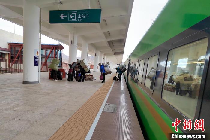 乘客乘復工專列抵達日喀則?！±_車務段 供圖