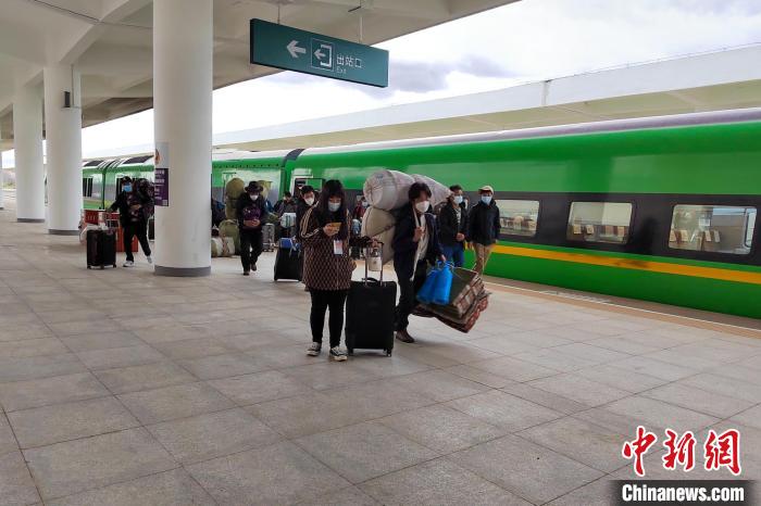 10月6日，乘客乘復工專列抵達日喀則?！±_車務段 供圖