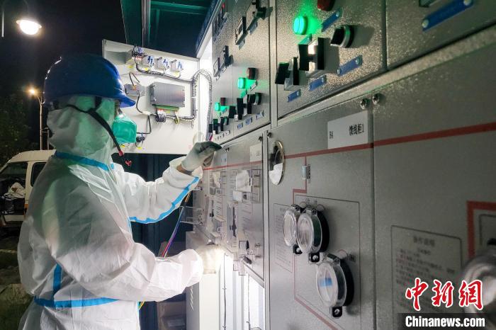 西藏電力部門順利完成方艙醫(yī)院供電設(shè)備安全可靠接入?！⊥醮箫w 攝