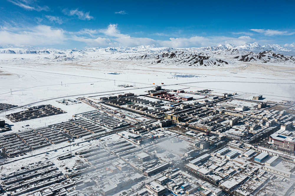 西藏阿里地區(qū)改則縣迎來初雪，銀裝素裹，美如畫卷。