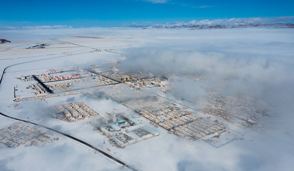 西藏阿里地區(qū)改則縣迎來初雪，銀裝素裹，美如畫卷。