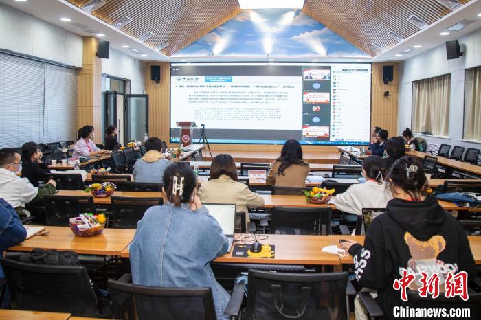 圖為論壇會議現(xiàn)場?！⊥瑬|放 攝