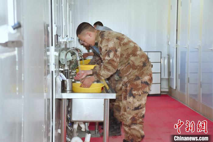 圖為阿里軍分區(qū)某邊防團(tuán)官兵在新建水房洗漱?！詵| 攝