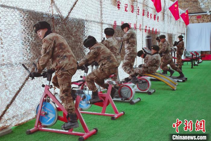 圖為阿里軍分區(qū)某邊防團(tuán)官兵在陽(yáng)光房里鍛煉?！詵| 攝
