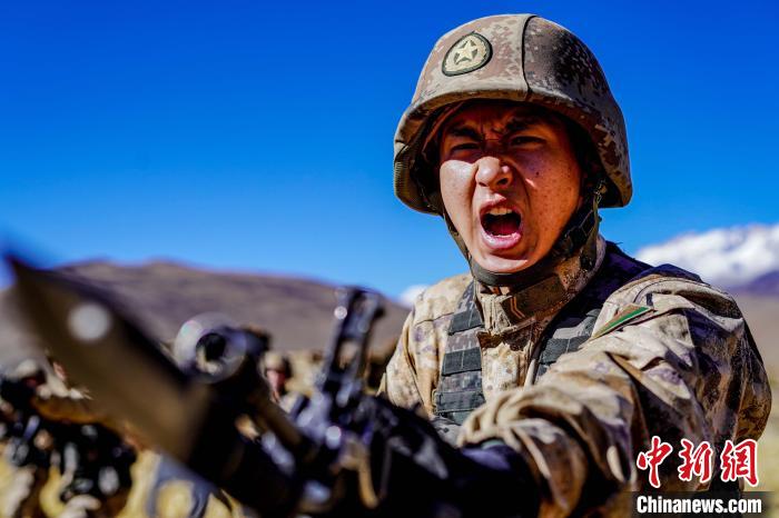官兵正在進行刺殺操訓(xùn)練?！∥鞑厣侥宪姺謪^(qū)某團供圖