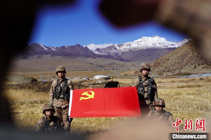 指導(dǎo)員楊磊帶領(lǐng)官兵重溫入黨誓詞?！∥鞑厣侥宪姺謪^(qū)某團供圖