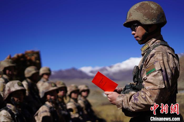 訓(xùn)練間隙，楊磊正在為官兵作宣講?！∥鞑厣侥宪姺謪^(qū)某團供圖