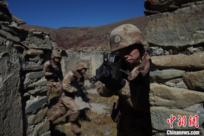 官兵正在進行戰(zhàn)術(shù)綜合訓(xùn)練。　西藏山南軍分區(qū)某團供圖