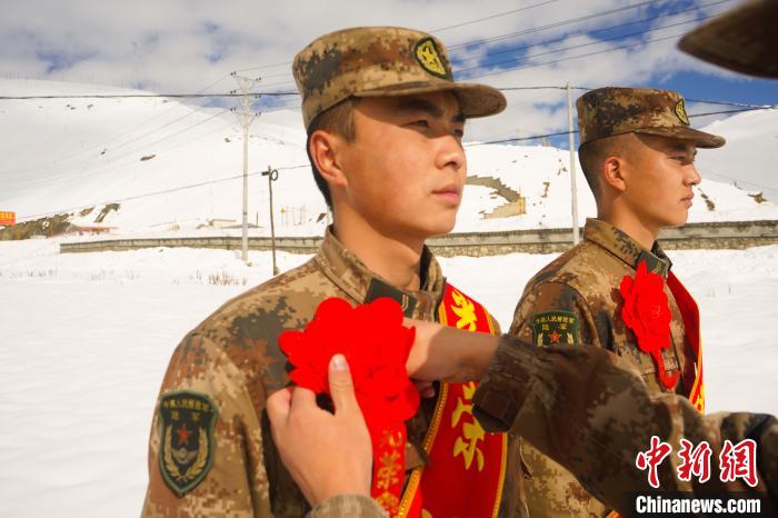 退伍老兵合照留念?！∥鞑厣侥宪姺謪^(qū)某團(tuán)供圖