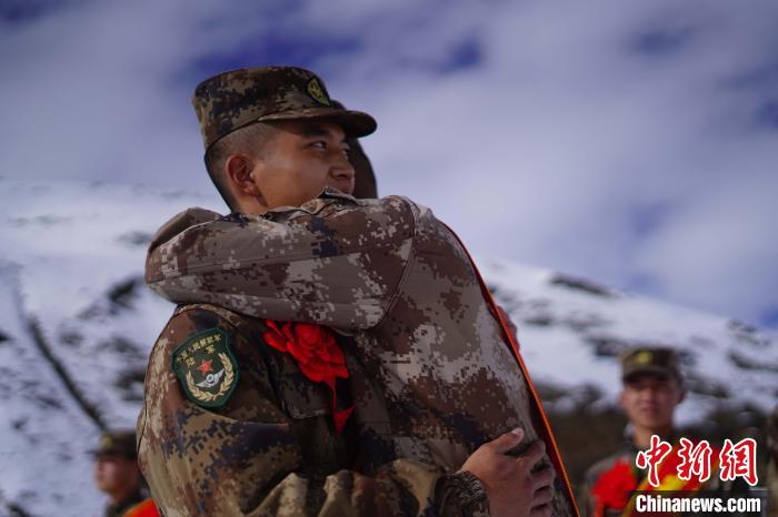 退伍老兵相擁留念。　西藏山南軍分區(qū)某團(tuán)供圖