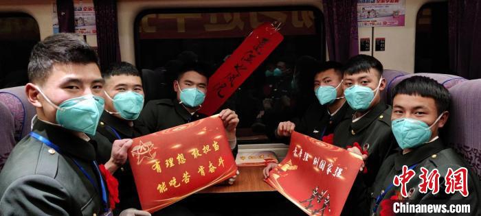 退伍老兵在退伍專列上合影留念?！∥鞑厣侥宪姺謪^(qū)某團(tuán)供圖