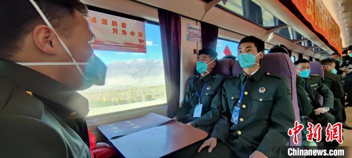 退伍老兵乘坐在退伍專列。　西藏山南軍分區(qū)某團(tuán)供圖