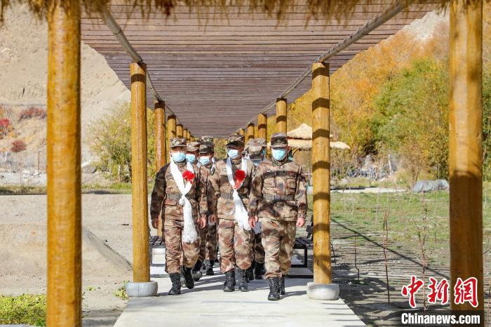 圖為什布奇邊防連退伍老兵臨別前再看一眼連隊?！詵| 攝