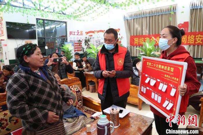 圖為瓊結縣村民參與問答?！愔闈扇?攝