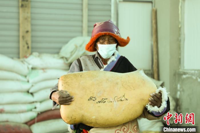 圖為茶措村牧區(qū)改革合作社酥油分紅現(xiàn)場?！∷骼嗜是?攝