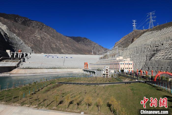 圖為金沙江上游蘇洼龍水電站?！⊥趵?攝