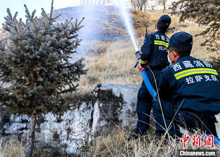 12月6日，布達(dá)拉宮消防救援大隊(duì)在布達(dá)拉宮山體林草區(qū)域開(kāi)展?jié)窕ぷ鳌！㈣?攝