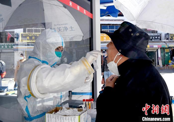 12月7日，拉薩市民正在進行核酸檢測?！±盍?攝