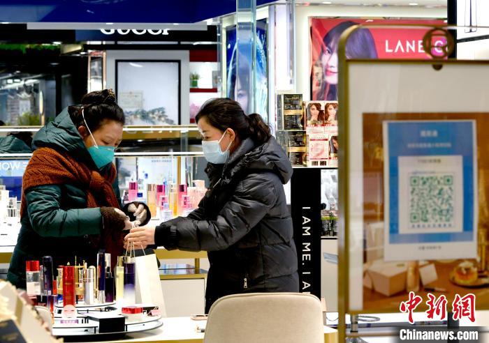 12月7日，拉薩，市民掃碼進入拉薩百貨大樓選購護膚品?！±盍?攝