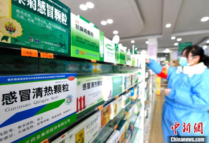 12月7日，拉薩宇拓路一藥店工作人員正在整理店內(nèi)的感冒類藥品。　李林 攝