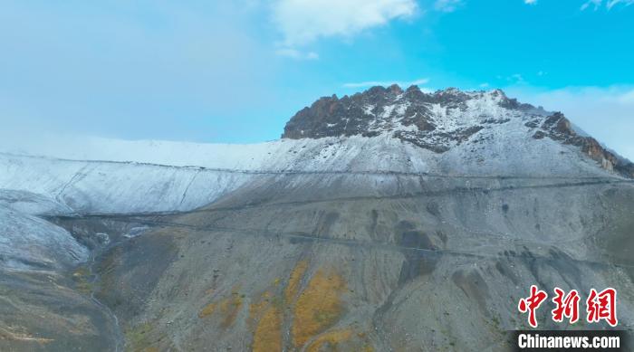 圖為邊壩縣降雪時(shí)夏貢拉山段路況?！∵厜慰h融媒體中心供圖
