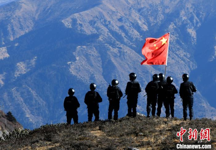 1月6日，移民警察在執(zhí)勤。　李林 攝