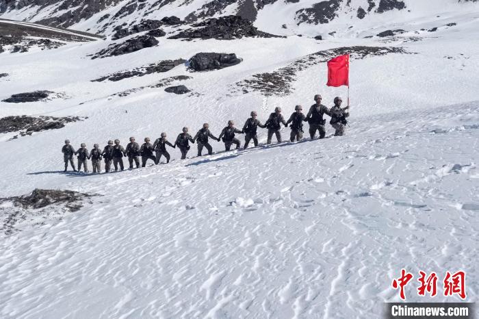 春節(jié)期間，西藏軍區(qū)山南軍分區(qū)某邊防團官兵踏雪巡邊?！〉┰鰰x美 攝