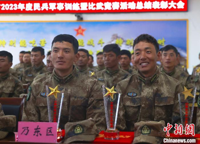 表彰大會(huì)上，獲獎(jiǎng)選手開心瞬間?！敲衫?攝