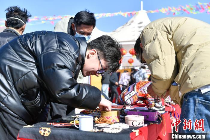 圖為展銷會現(xiàn)場。　貢嘎來松 攝