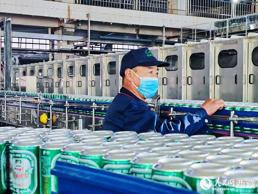 技術人員在生產線上檢查產品。人民網 李海霞攝