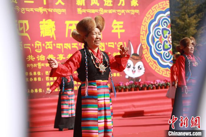 圖為藏歷新年活動(dòng)現(xiàn)場(chǎng)?！埩?攝