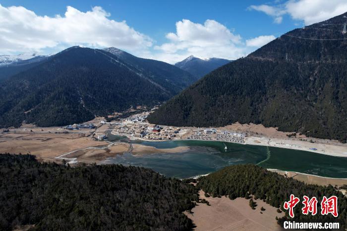 2月17日，西藏林芝魯朗小鎮(zhèn)。(無人機照片) 李林 攝