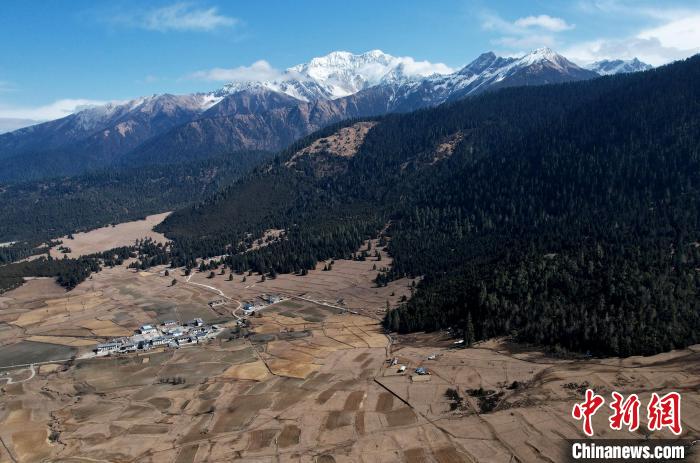 2月17日，西藏林芝魯朗小鎮(zhèn)周邊雪山與牧場。(無人機照片) 李林 攝