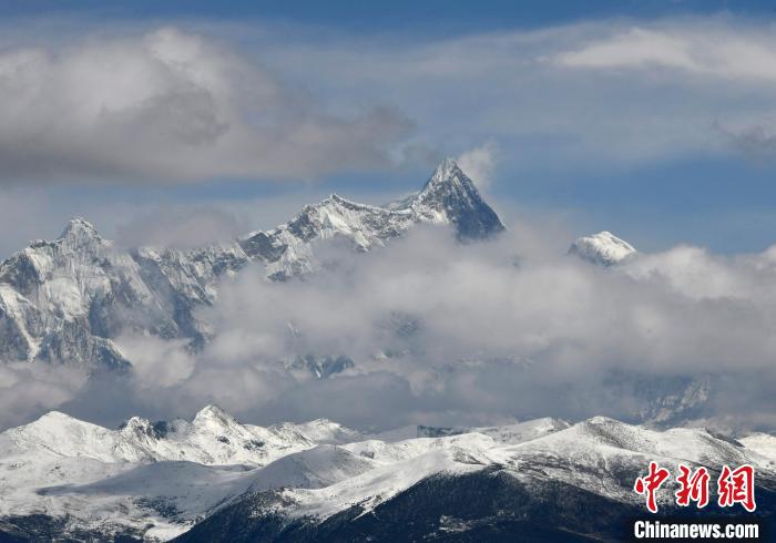2月17日，西藏林芝色季拉山觀景臺拍到的南迦巴瓦峰?！±盍?攝